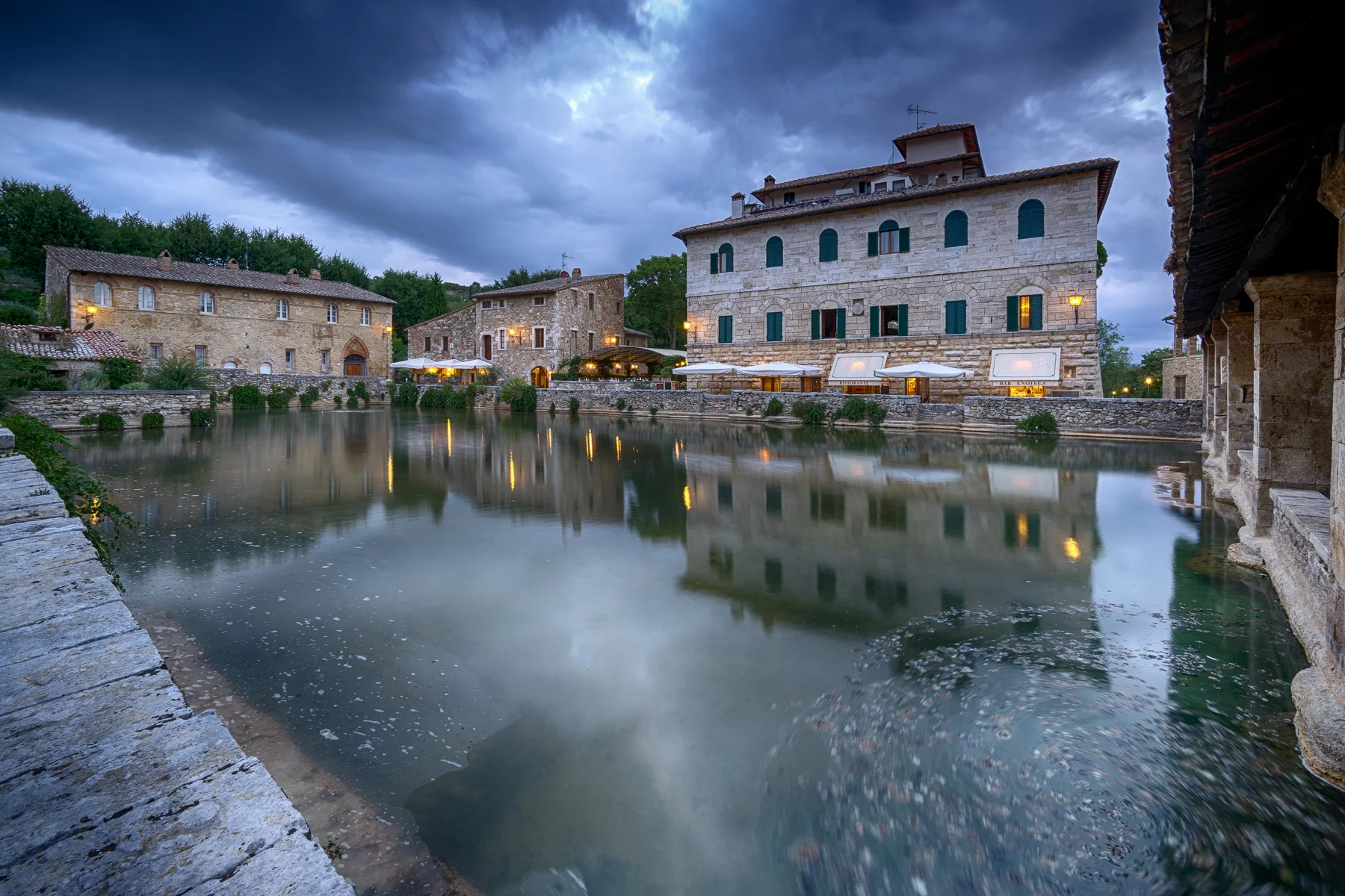Bagno Vignoni con bambini: itinerario, passeggino e terme