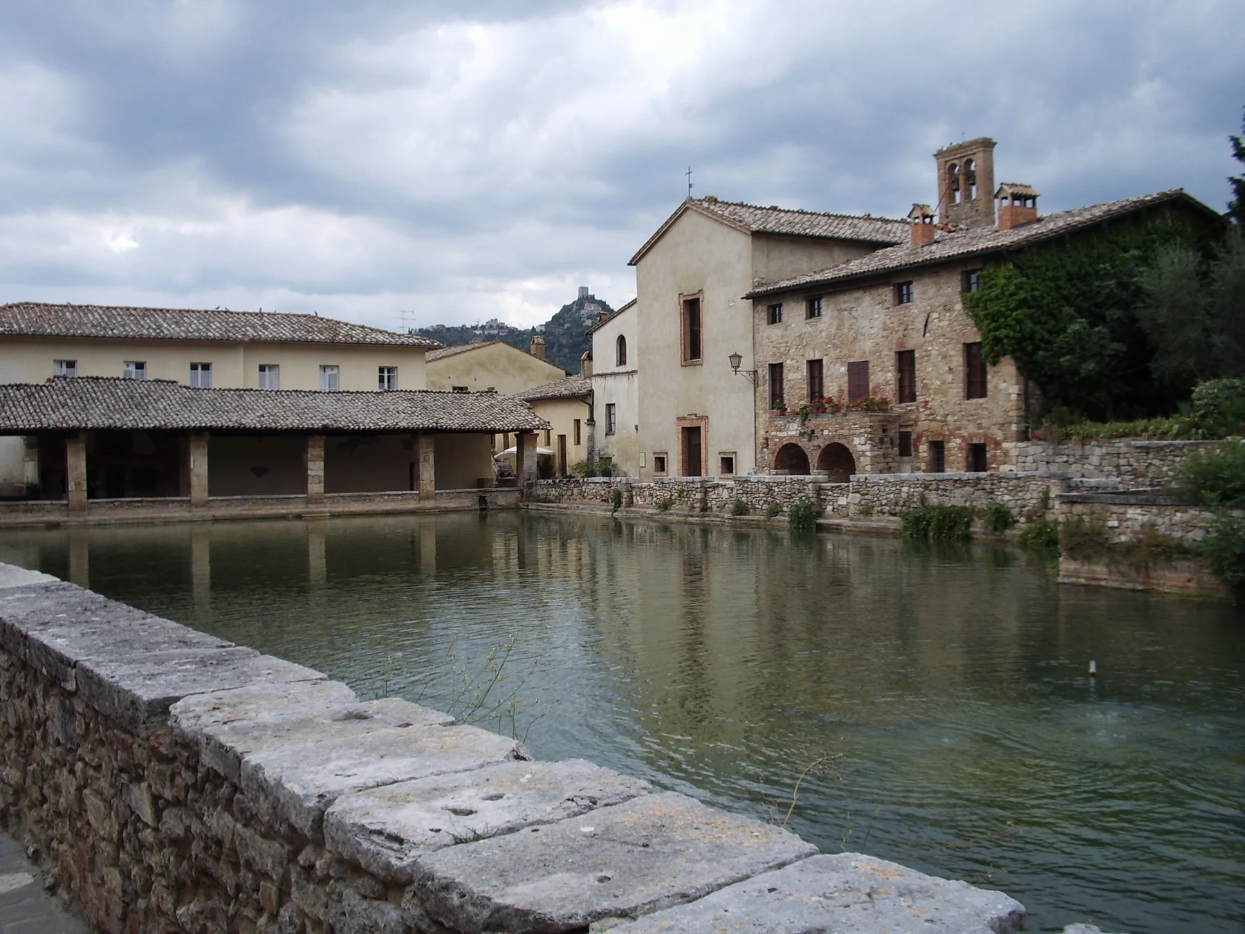 Cosa vedere a Bagno Vignoni: piazza, mulini e Val d'Orcia